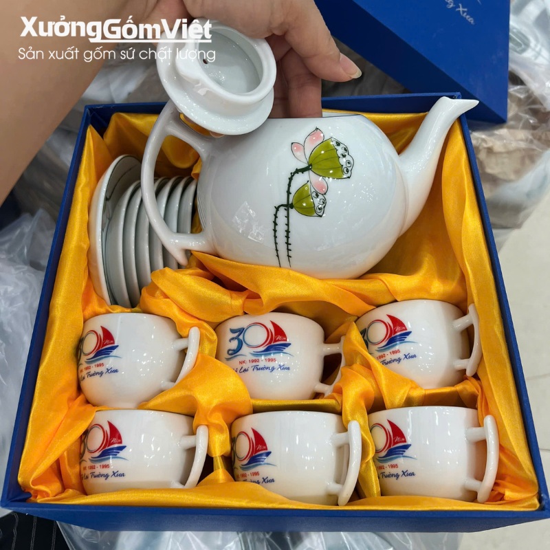 Ấm chén in logo quà tặng về trường