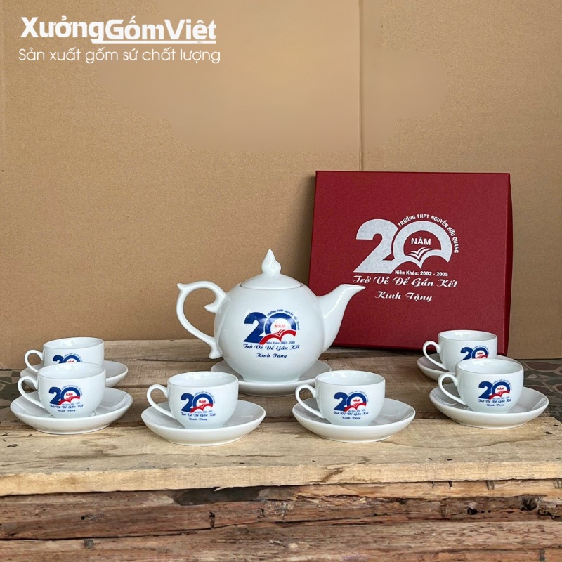 Ấm chén in logo quà tặng về trường