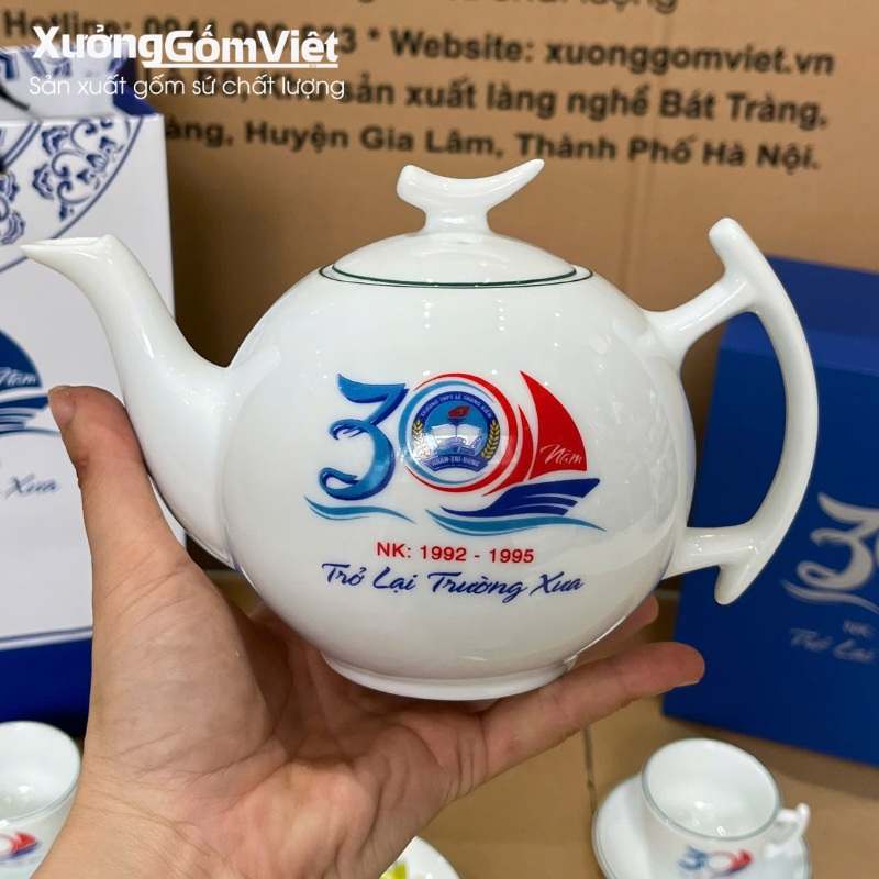 Ấm chén in logo quà tặng về trường