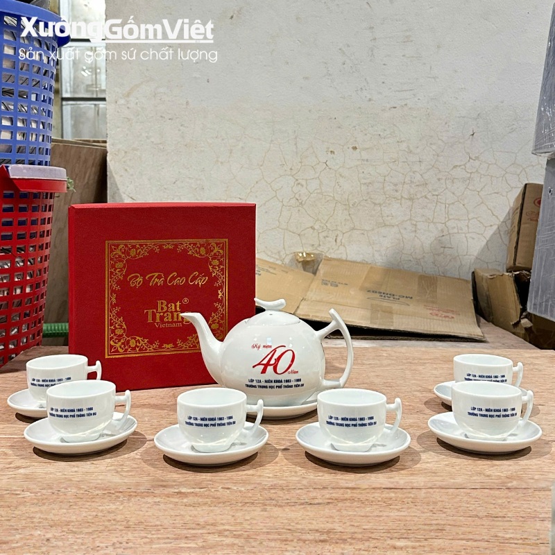 Ấm chén in logo quà tặng về trường