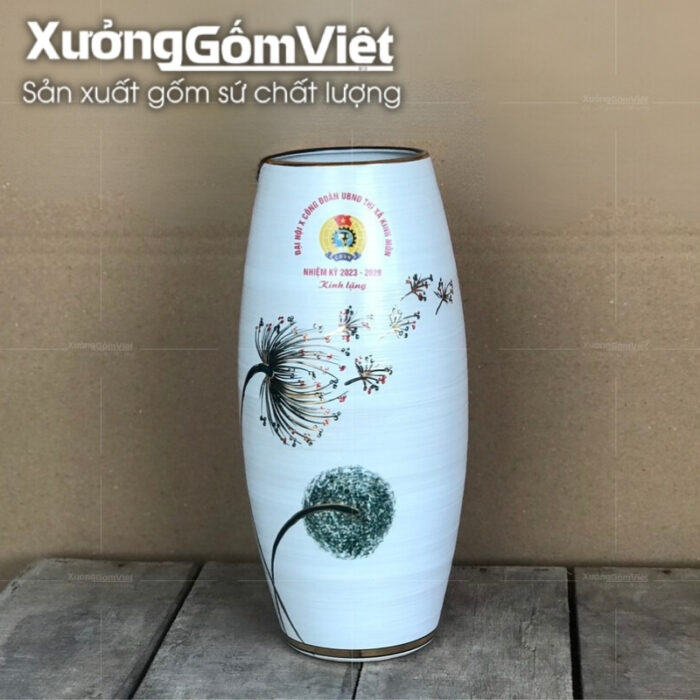 binh-hoa-bat-trang-dang-bom-hoa-tiet-bo-cong-anh-trong-gio