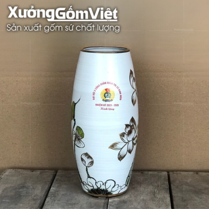binh-hoa-bat-trang-dang-bom-hoa-tiet-hoa-sen-men-den
