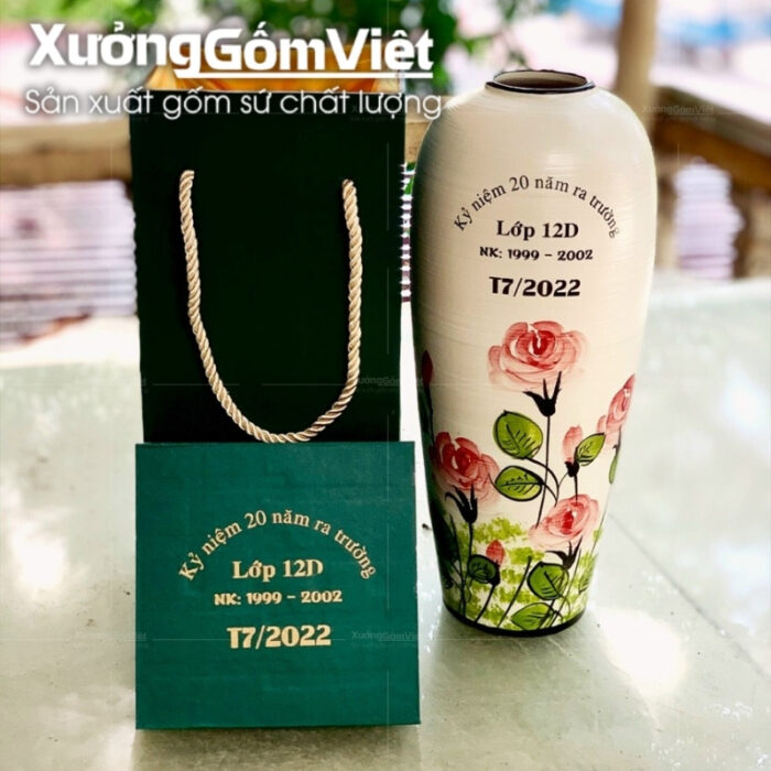 binh-hoa-gom-su-bat-trang-vuot-tay-hoa-tiet-hoa-hong
