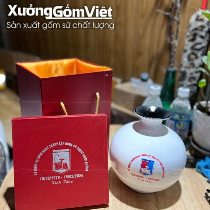 binh-hut-loc-bat-trang-in-logo-mau-trang-hoa-tiet-thuyen-buom (3)