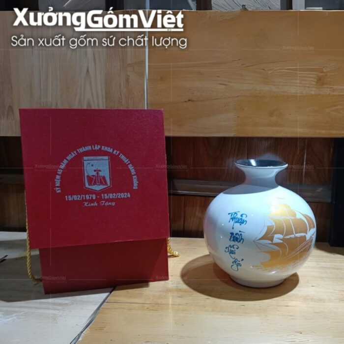 binh-hut-loc-bat-trang-in-logo-mau-trang-hoa-tiet-thuyen-buom