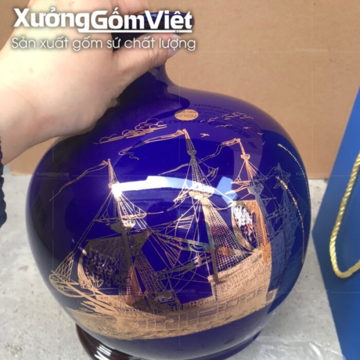 binh-hut-loc-bat-trang-in-logo-mau-xanh-duong-hoa-tiet-thuyen-buom-in-decal-vang (3)