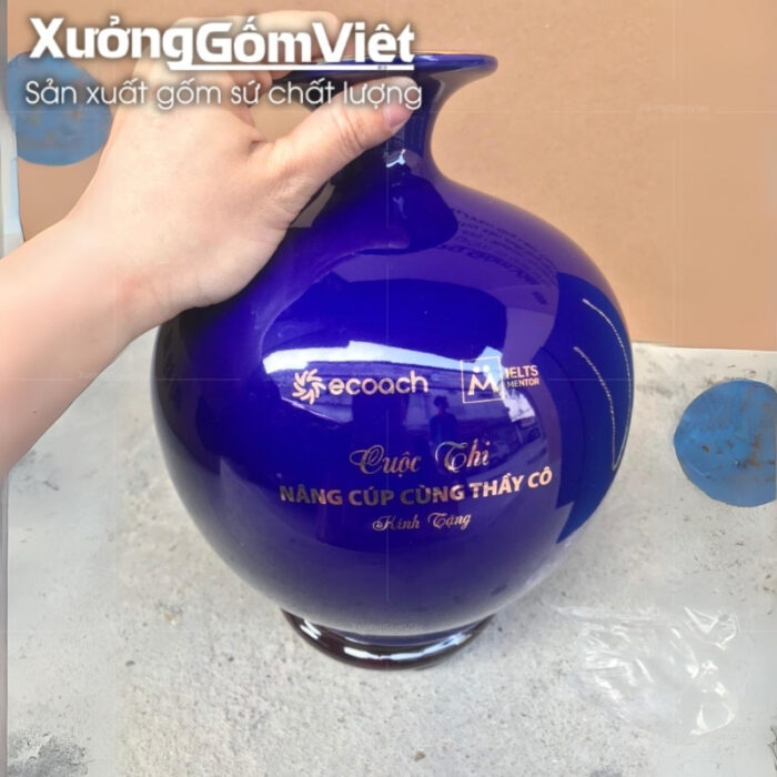 binh-hut-loc-bat-trang-in-logo-mau-xanh-duong-hoa-tiet-thuyen-buom-in-decal-vang (4)