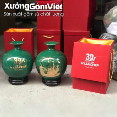 binh-hut-loc-bat-trang-in-logo-mau-xanh-la-hoa-tiet-thuyen-buom-in-decal-vang