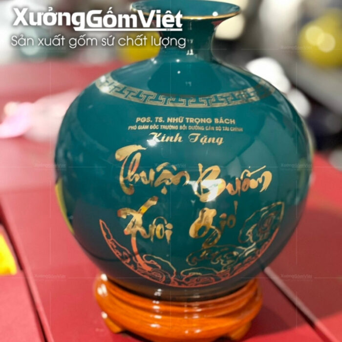binh-hut-loc-bat-trang-in-logo-mau-xanh-luc-hoa-tiet-thuan-buom-xuoi-gio-in-decal-vang (2)