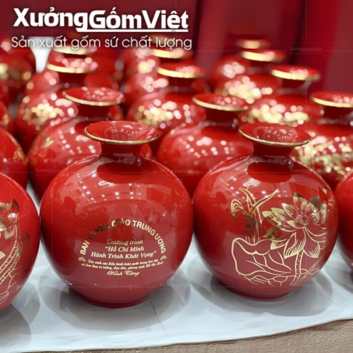 binh-hut-loc-bat-trang-mau-do-in-logo-hoa-tiet-hoa-sen-in-decal-vang (3)