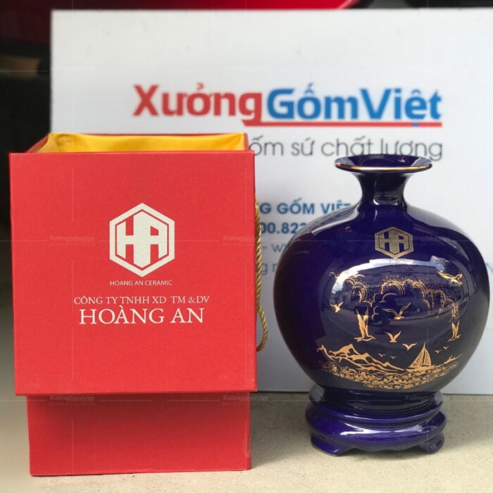 binh-hut-loc-bat-trang-mau-xanh-bien-in-logo-hoa-tiet-canh-bien-va-thuyen-in-decal-vang