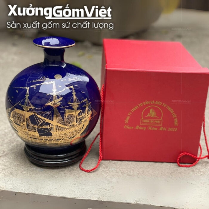 binh-hut-loc-bat-trang-mau-xanh-duong-hoa-tiet-thuyen-buom-logo-va-chu-in-decal-vang