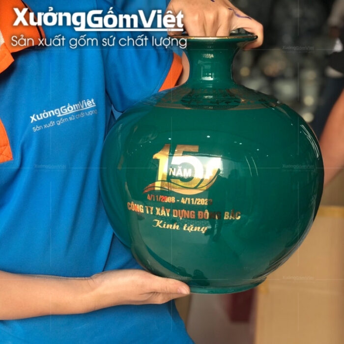 binh-hut-loc-bat-trang-mau-xanh-la-in-logo-hoa-tiet-ma0dao-thanh-cong-in-decal-vang (3)