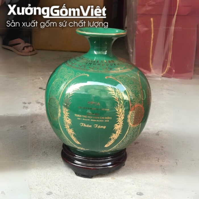 binh-hut-loc-bat-trang-mau-xanh-la-logo-va-hoa-tiet-in-decal-vang (2)