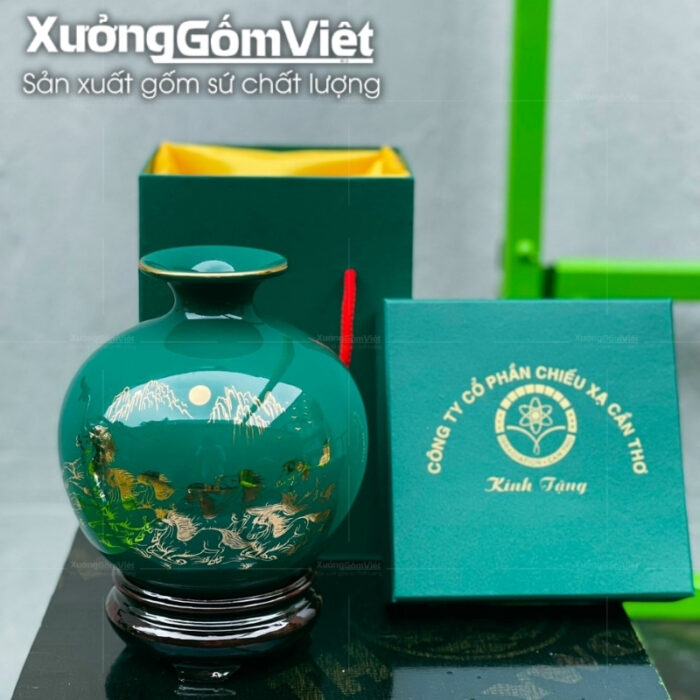 binh-hut-loc-bat-trang-men-xanh-la-in-logo-hoa-tiet-bat-ma-in-decal-vang