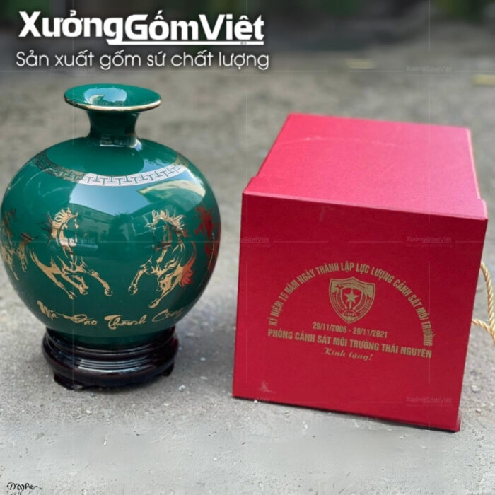 binh-hut-loc-bat-trang-men-xanh-la-in-logo-hoa-tiet-ma-dao-thanh-cong-in-decal-vang