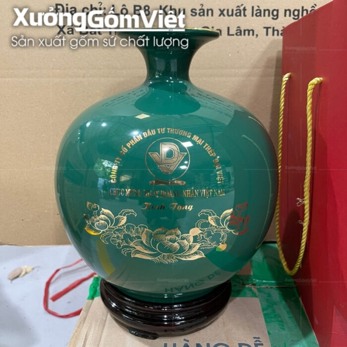 binh-hut-loc-bat-trang-men-xanh-la-in-logo-hoa-tiet-thuyen-buom-in-decal-vang (4)