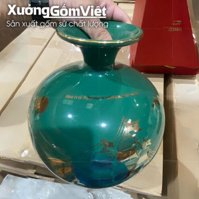 binh-hut-loc-bat-trang-men-xanh-la-in-logo-hoa-tiet-thuyen-buom-in-decal-vang (5)