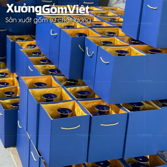 binh-hut-loc-bat-trang-xanh-coban-in-logo-hoa-tiet-bat-ma-in-decal-vang (2)