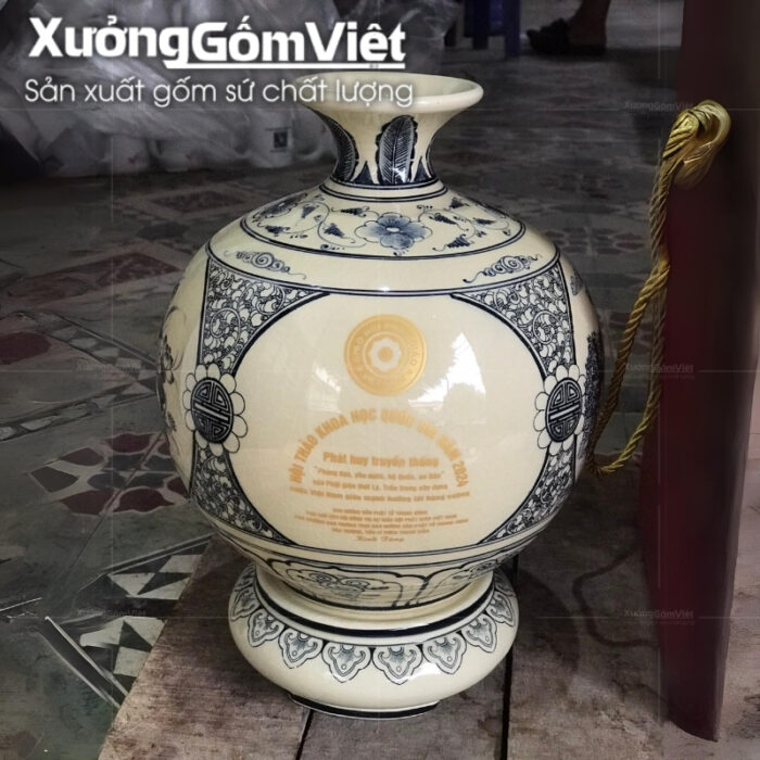 binh-hut-tai-loc-bat-trang-men-ran-ve-canh-chua-chien-in-logo (2)
