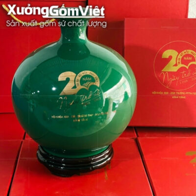 binh-hut-tai-loc-bat-trang-men-xanh-la-in-logo-hoa-tiet-thuan-buom-xuoi-gio-in-decal-vang (2)