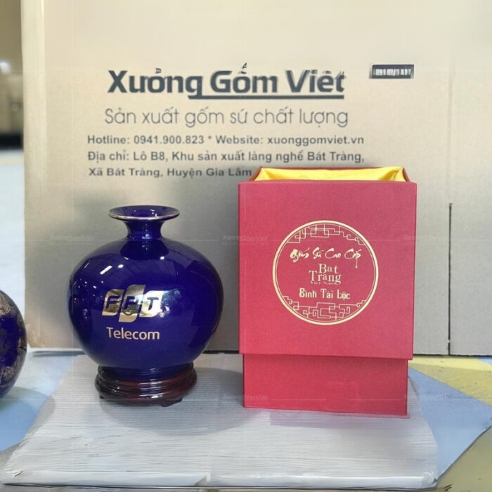 binh-tai-loc-bat-trang-in-logo-mau-xanh-duong-hoa-tiet-cuu-ngu-quan-hoi-in-decal-vang (2)