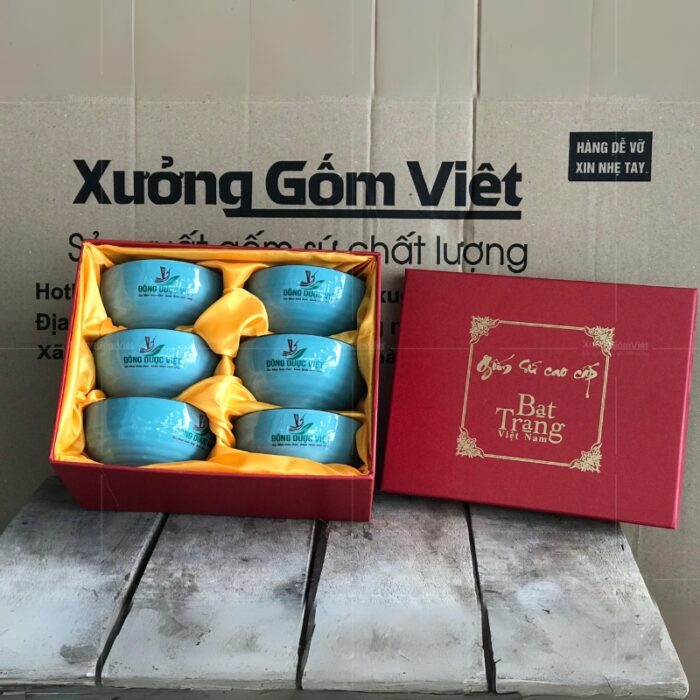 bo-6-bat-com-trang-men-xanh-in-logo-ve-hoa