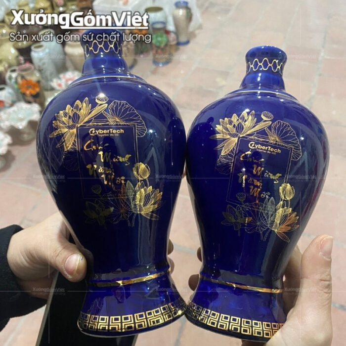 chai-ruou-gom-su-bat-trang-mau-xanh-coban-dang-mai-binh-in-logo (10)