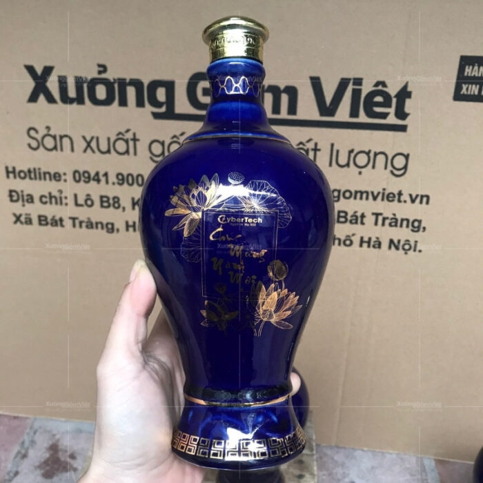 chai-ruou-gom-su-bat-trang-mau-xanh-coban-dang-mai-binh-in-logo (3)