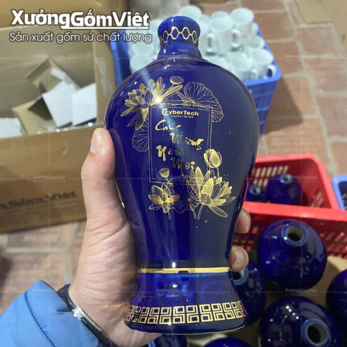 chai-ruou-gom-su-bat-trang-mau-xanh-coban-dang-mai-binh-in-logo (6)