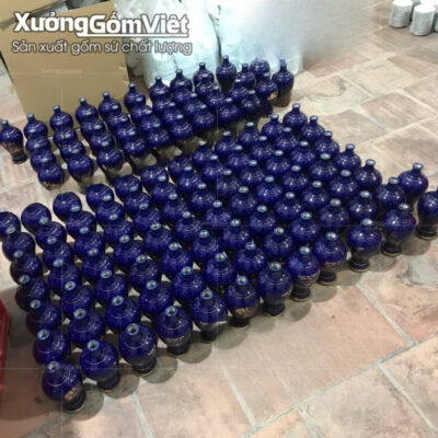 chai-ruou-gom-su-bat-trang-mau-xanh-coban-dang-mai-binh-in-logo (7)