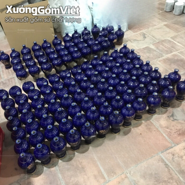 chai-ruou-gom-su-bat-trang-mau-xanh-coban-dang-mai-binh-in-logo (7)