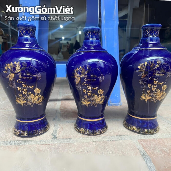 chai-ruou-gom-su-bat-trang-mau-xanh-coban-dang-mai-binh-in-logo (9)
