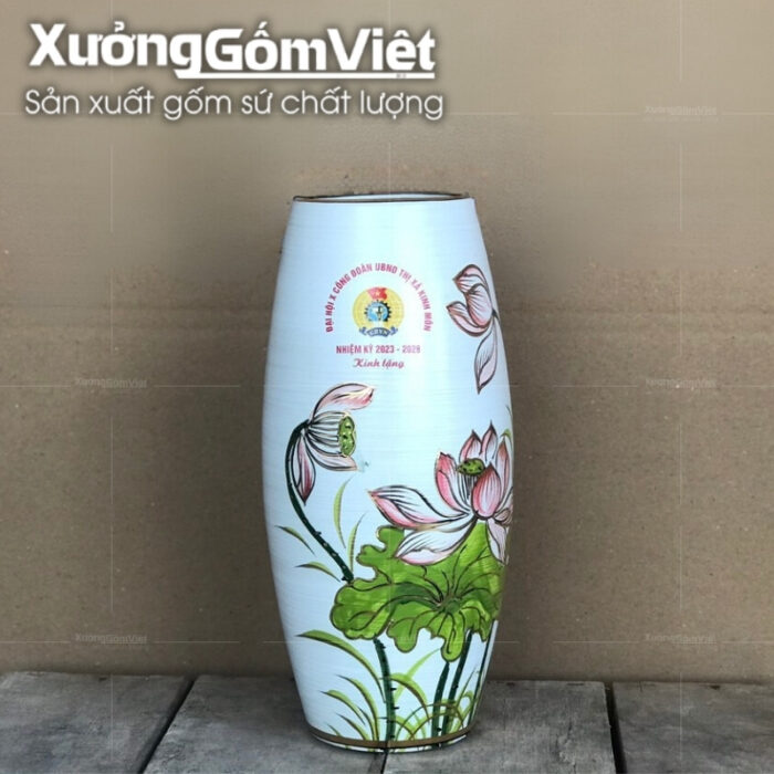 lo-hoa-bat-trang-mau-trang-dang-bom-hoa-tiet-sen-hong-la-xanh-ve-tay