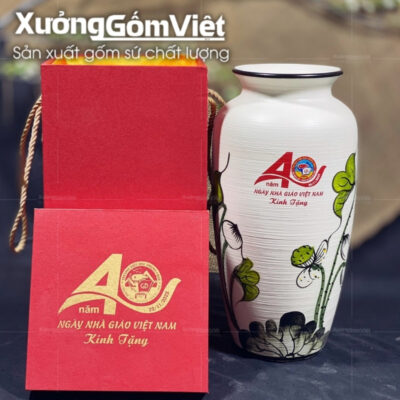 lo-hoa-gom-su-dang-loc-binh-cao-men-xuoc-ve-sen-trang-la-xanh