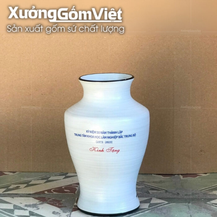lo-hoa-gom-su-dang-ong-truc-men-xuoc-ve-canh-hoi-an-2
