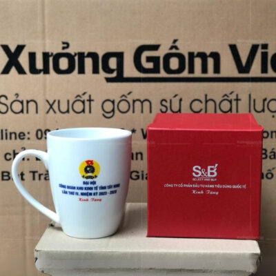 ly-coc-su-trang-bat-trang-quai-nua-trai-tim-in-logo-3