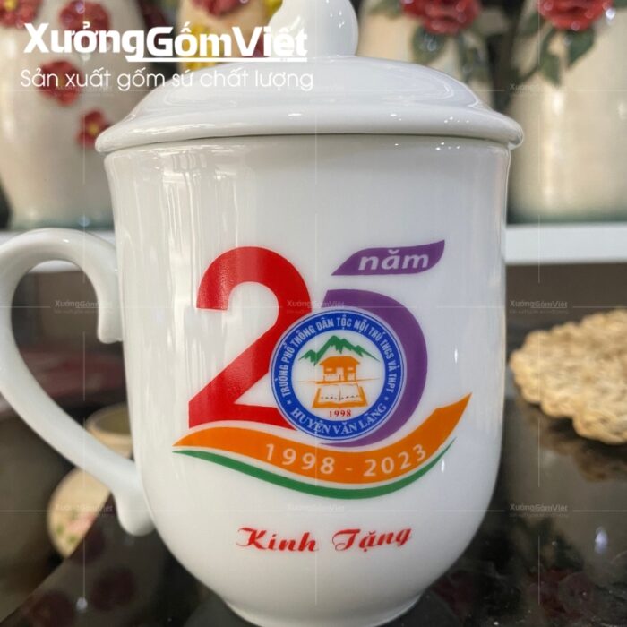 ly-su-bat-trang-co-nap-dang-ngon-lua-in-logo-5