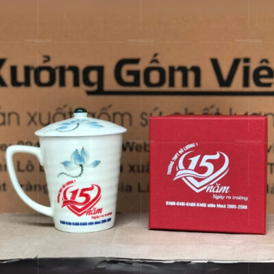 ly-su-bat-trang-co-nap-hoa-tiet-ve-tay-in-logo-1