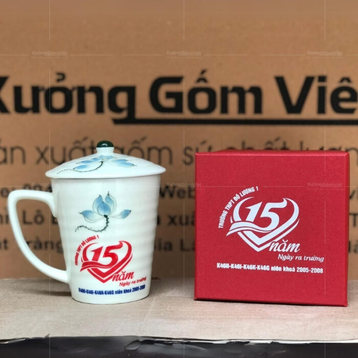 ly-su-bat-trang-co-nap-hoa-tiet-ve-tay-in-logo-1