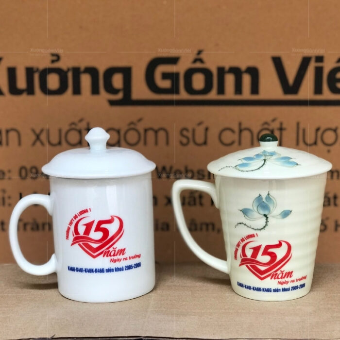 ly-su-bat-trang-co-nap-hoa-tiet-ve-tay-in-logo-2