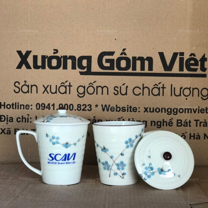 ly-su-bat-trang-co-nap-hoa-tiet-ve-tay-in-logo-3