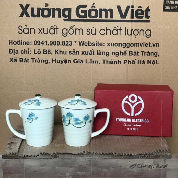 ly-su-bat-trang-co-nap-hoa-tiet-ve-tay-in-logo-4