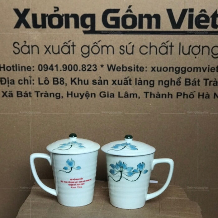 ly-su-bat-trang-co-nap-hoa-tiet-ve-tay-in-logo-5