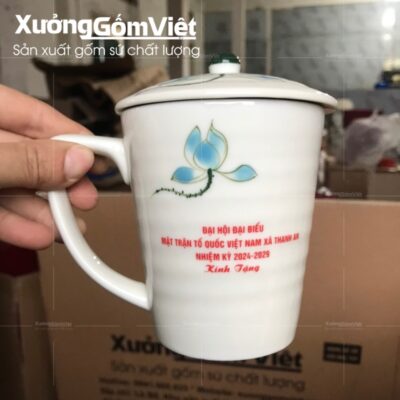 ly-su-bat-trang-co-nap-hoa-tiet-ve-tay-in-logo-6