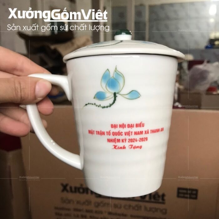 ly-su-bat-trang-co-nap-hoa-tiet-ve-tay-in-logo-6