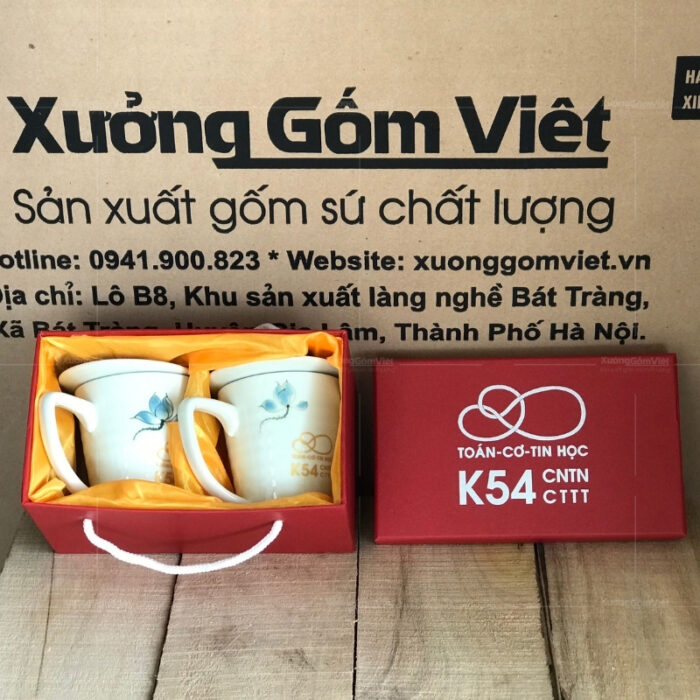 ly-su-bat-trang-co-nap-hoa-tiet-ve-tay-in-logo-7
