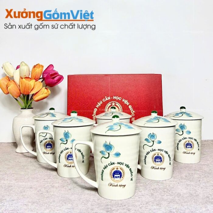 ly-su-bat-trang-co-nap-hoa-tiet-ve-tay-in-logo-8
