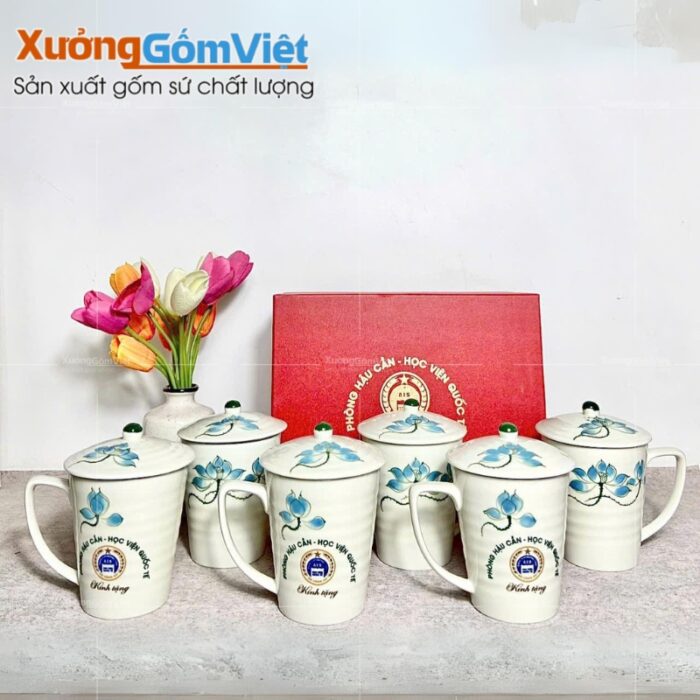 ly-su-bat-trang-co-nap-hoa-tiet-ve-tay-in-logo-9