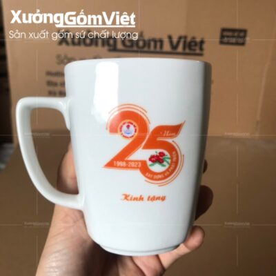 ly-su-trang-bat-trang-dang-chu-v-quai-vuong-in-logo-1